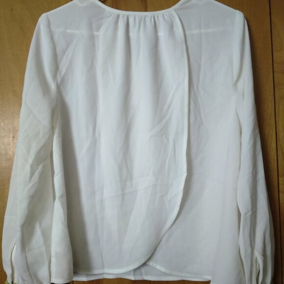 Tobi Women's Medium Long Sleeve Pullover Boho Embroidered Cuff Blouse V-Neck - Picture 4 of 8